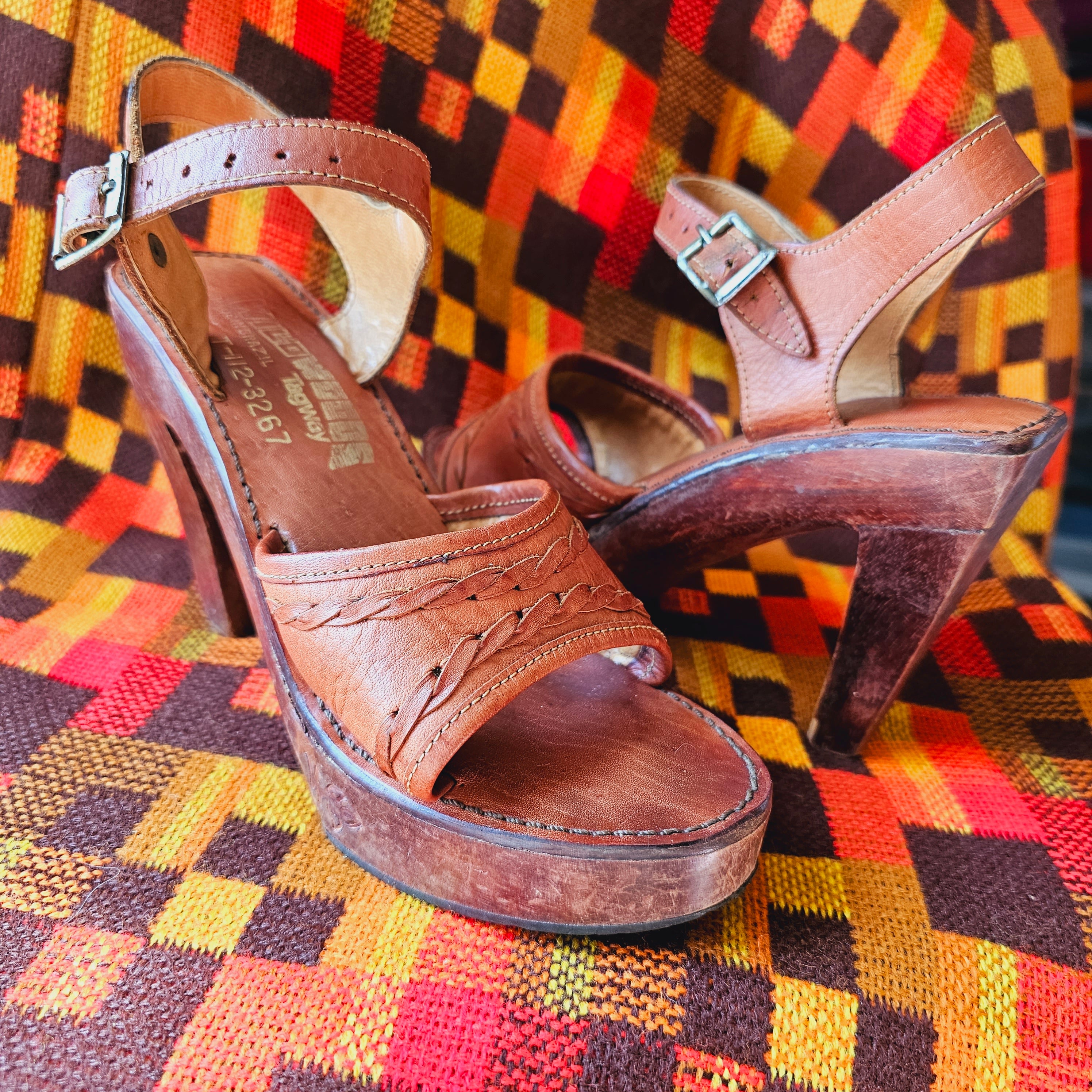 Outlet 1970s shoes all wood and leather high heel